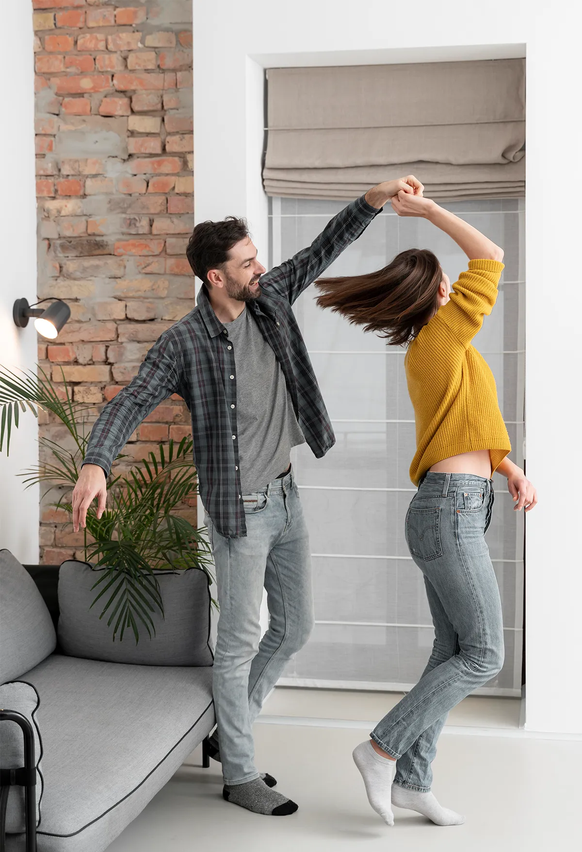 Pareja disfrutando de su nueva vivienda gracias a una hipoteca al 100% sin ahorros gestionada por Nexum Financiera